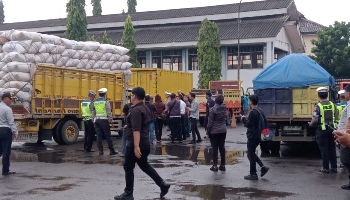 Satlantas Polres Cirebon Kota dan Dishub Kota Cirebon Sosialisasikan Khusus Kendaraan Bermuatan Berlebih dan Berdimensi Tidak Sesuai Standar