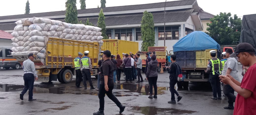 GemaMadani.com - Satlantas Polres Cirebon Kota dan Dishub Kota Cirebon Sosialisasikan Khusus Kendaraan Bermuatan Berlebih dan Berdimensi Tidak Sesuai Standar