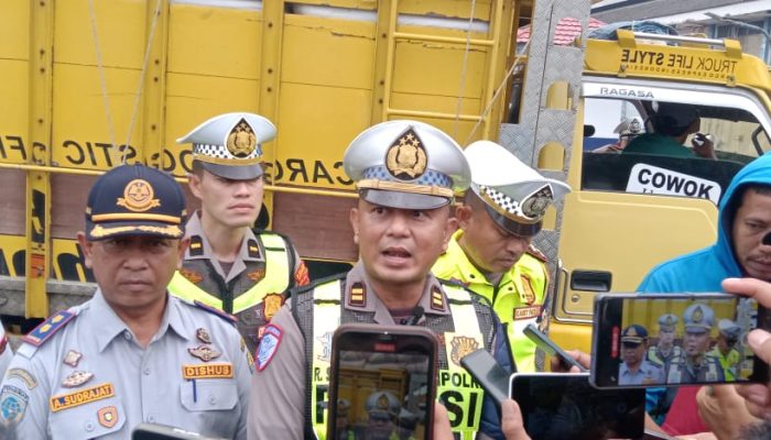 GemaMadani.com - Satlantas Polres Cirebon Kota dan Dishub Kota Cirebon Sosialisasikan Khusus Kendaraan Bermuatan Berlebih dan Berdimensi Tidak Sesuai Standar2