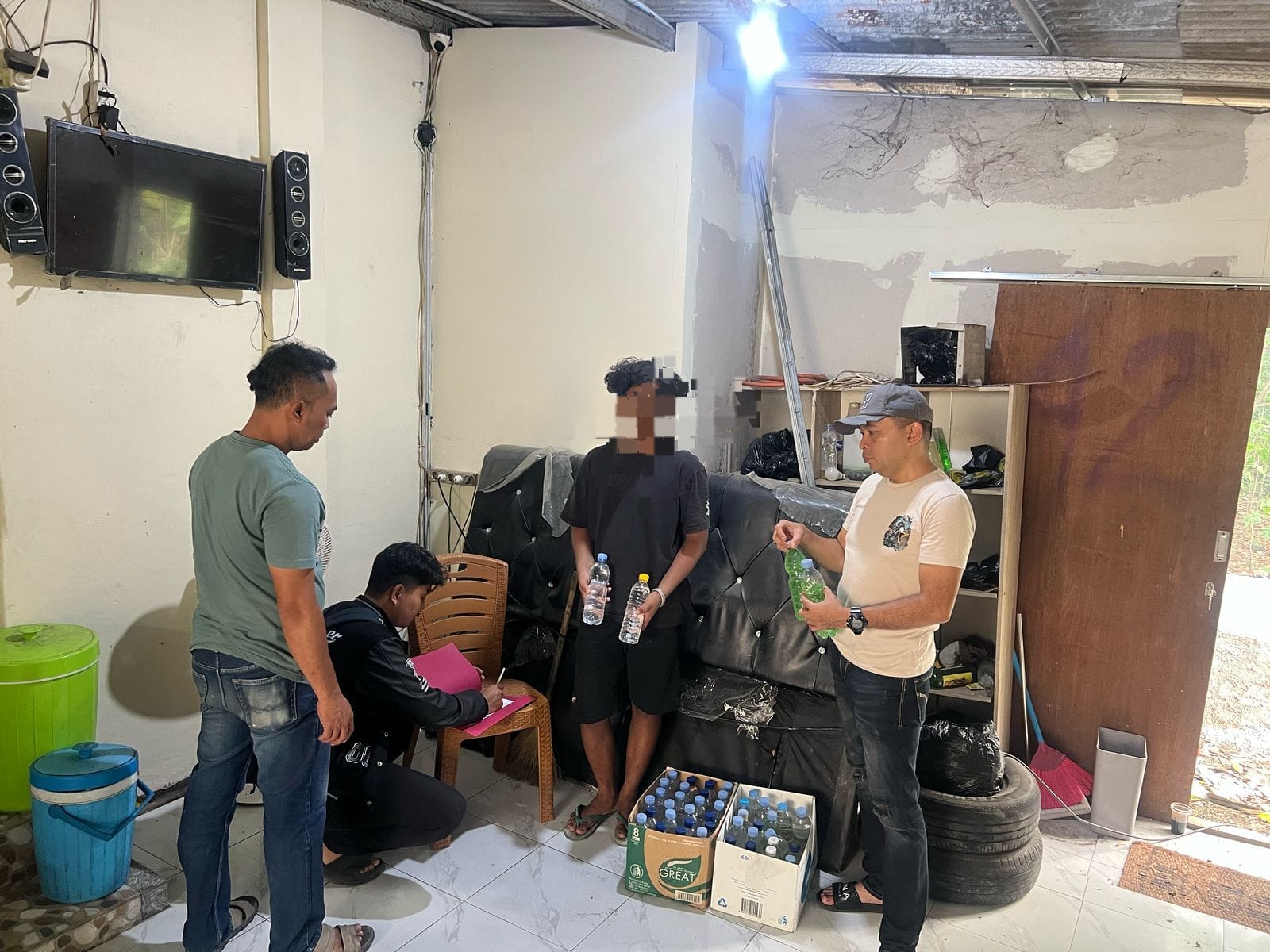 GemaMadani.com - Satuan Reserse Narkoba Polres Cirebon Kota Razia Miras di Terminal Harjamukti