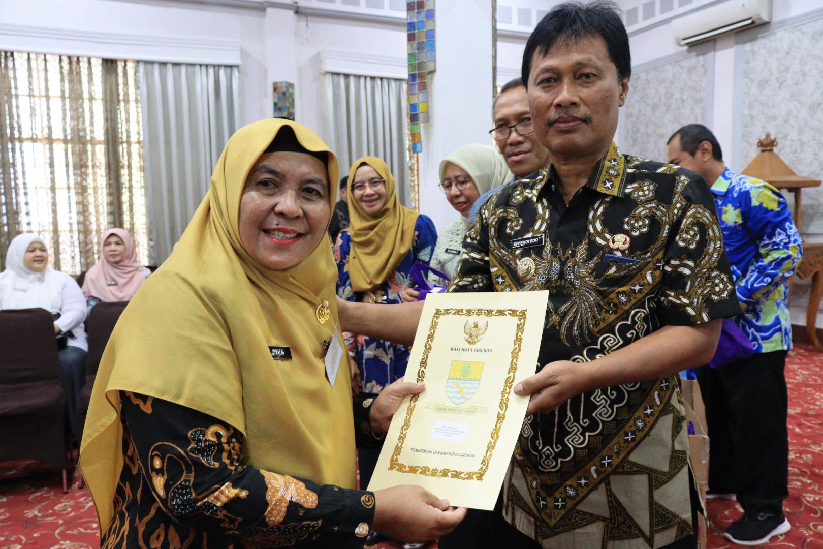 GemaMadani.com - Wali Kota Serahkan SK Pensiun dan Tanda Penghargaan kepada 29 ASN Purna Tugas