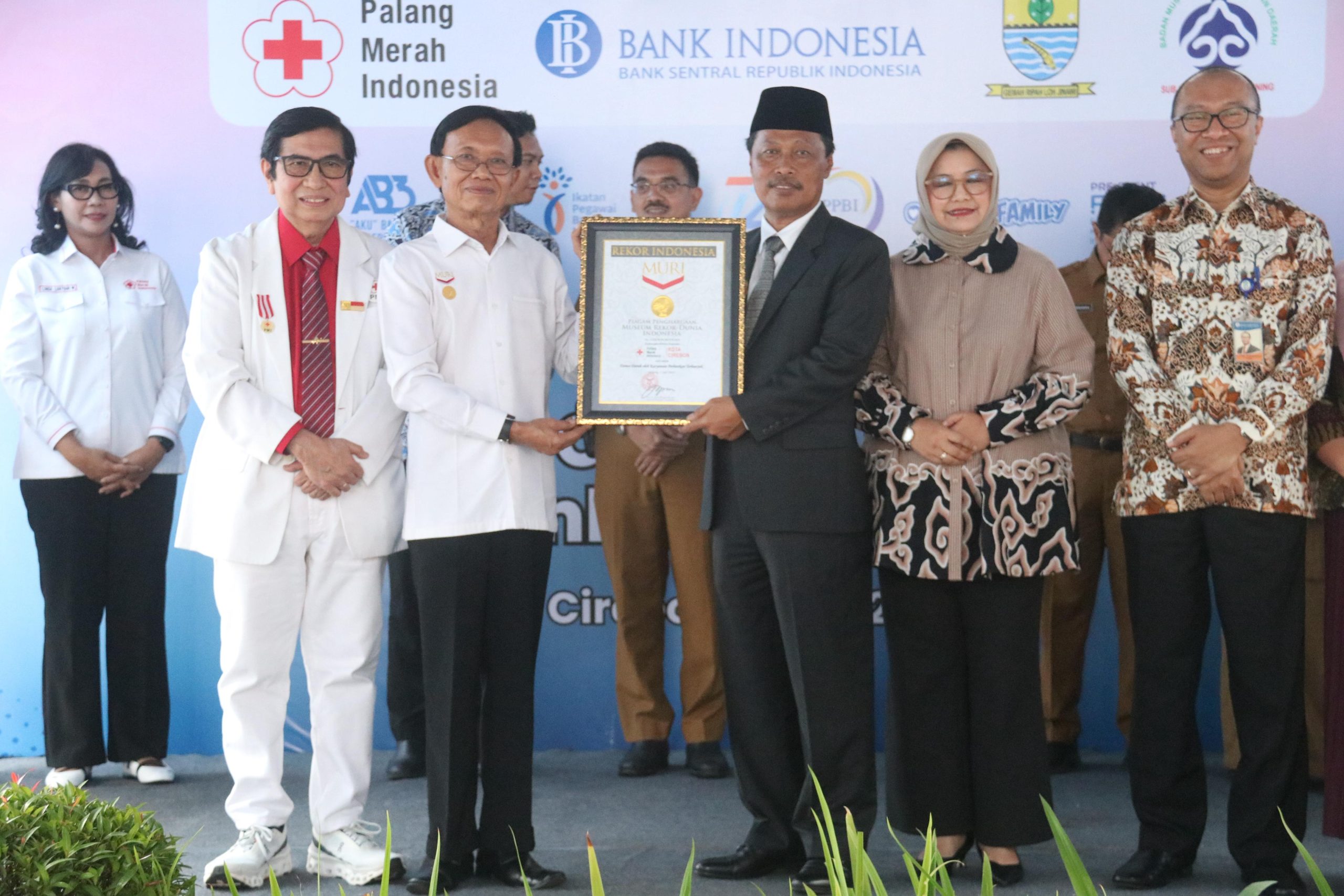 GemaMadani.com 1.300 Pendonor Di Cirebon Pecahkan Rekor MURI Donor Darah Wujud Nyata Kepedulian Sosial