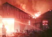 GemaMadani.com Diduga Akibat Over Heat Pabrik Pembuatan Briket Arang Di Tegal Wangi Kabupaten Cirebon Ludes Terbakar