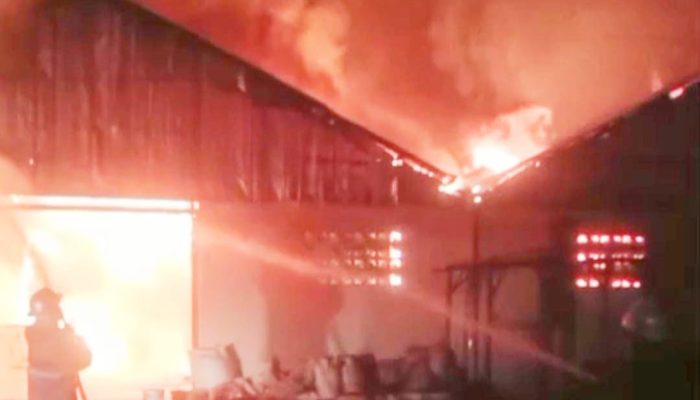 Diduga Akibat Over Heat, Pabrik Pembuatan Briket Arang di Tegal Wangi Kabupaten Cirebon Ludes Terbakar
