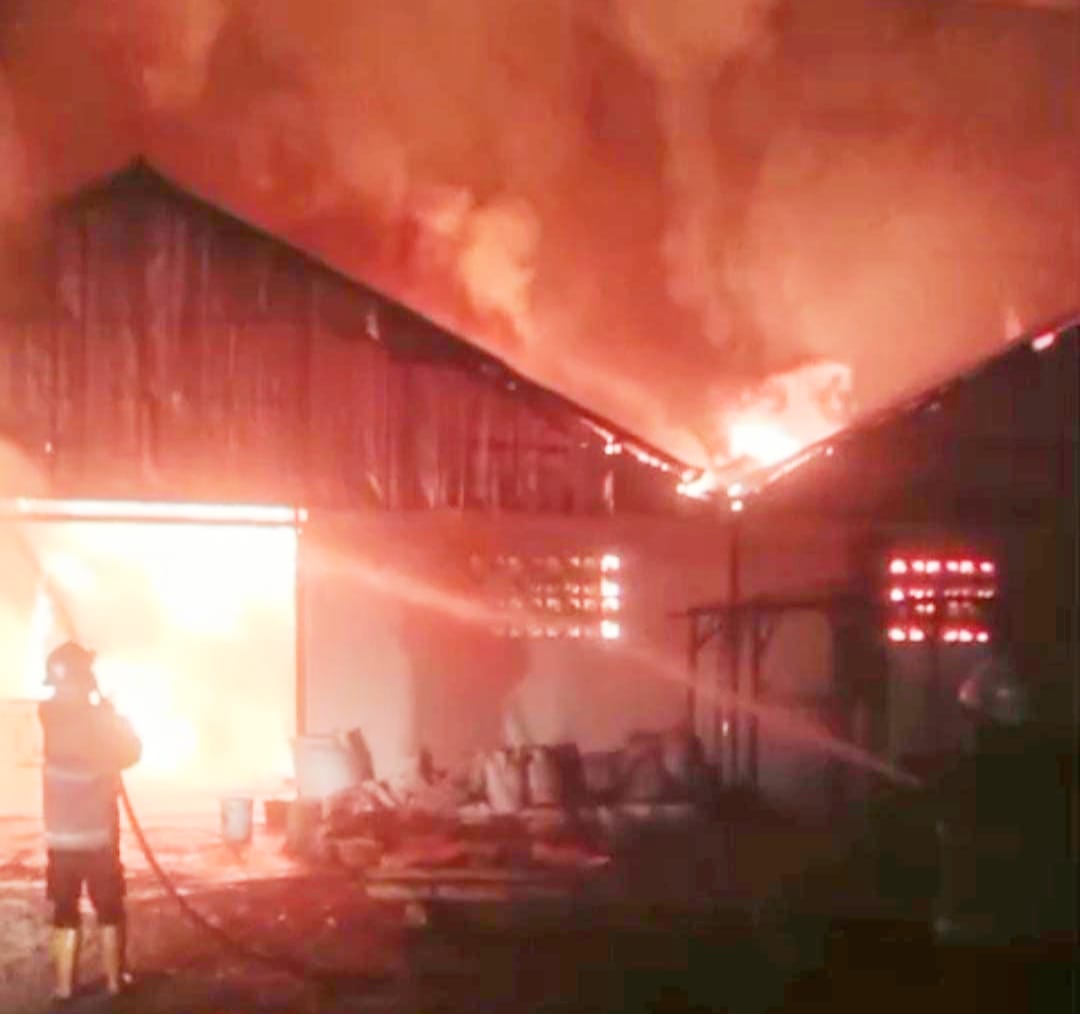 GemaMadani.com Diduga Akibat Over Heat Pabrik Pembuatan Briket Arang Di Tegal Wangi Kabupaten Cirebon Ludes Terbakar