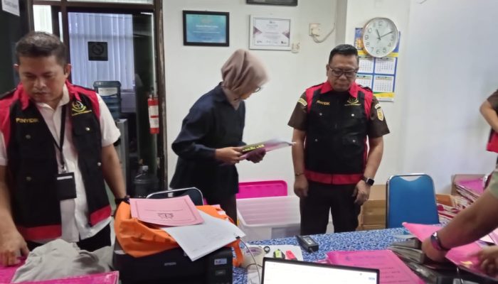 Diduga Menyalurkan Kredit Yang Ditaksir Merugikan Negara Puluhan Miliar, BPR Cirebon Digeledah