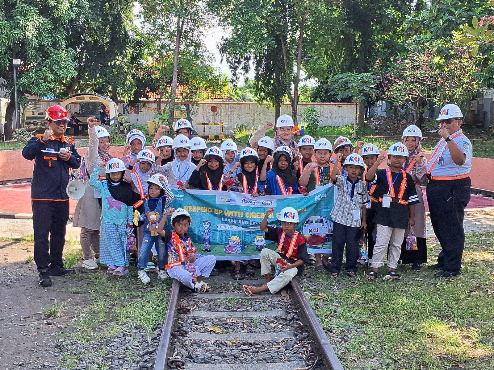 GemaMadani.com KAI Daop 3 Cirebon Ajak Anak Sekolah Dan Lembaga Sosial Kenali Dunia Perkeretaapian