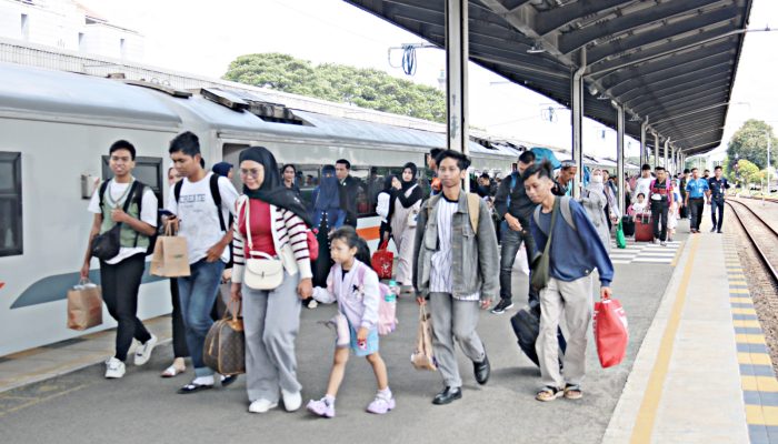 KAI Daop 3 Cirebon Layani 2 Juta Penumpang Selama Semester I 2025