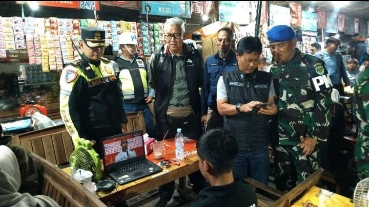 GemaMadani.com Kapolres Ciko Peredaran Miras Kerap Menjadi Pemicu Tindak Kriminalitas Wali Kota Mewajibkan Seluruh Aktivitas Maksimal Pukul 21.00 Wib