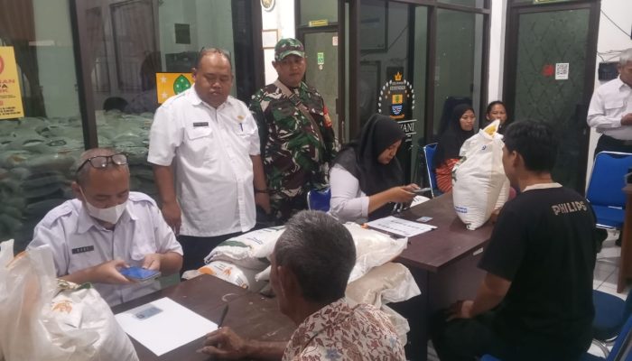 Kelurahan Kesenden Menyalurkan Beras Untuk 898 Penerima Manfaat Dilakukan Bertahap