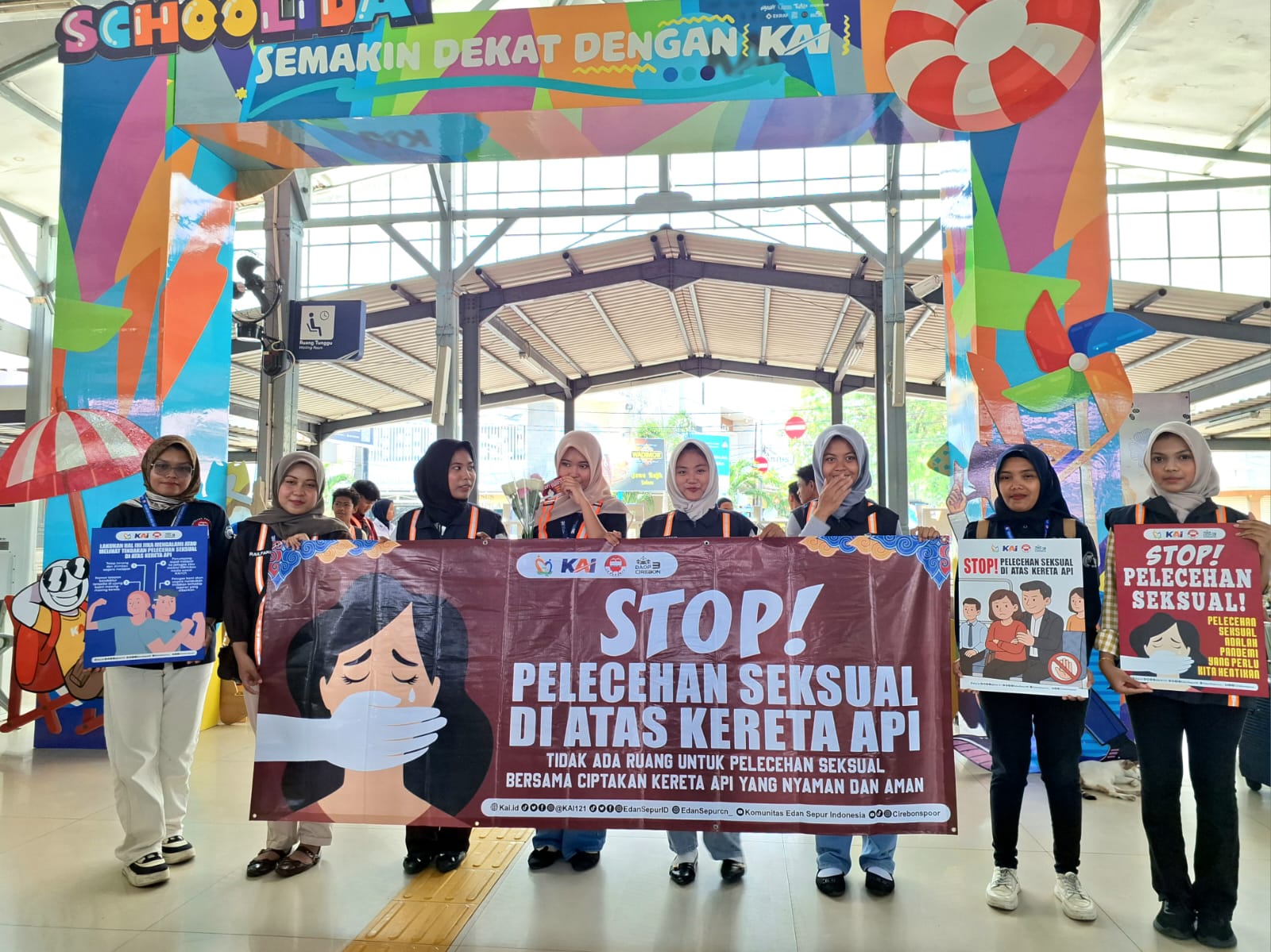 GemaMadani.com Kolaborasi KAI Daop 3 Cirebon Dengan Edan Sepur Sosialisasi Waspada Pencegahan Penumpang Kereta Dari Tindakan Pelecehan Seksual Dan Imbauan Keselamatan Di Perlintasan Sebidang