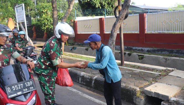 Korem 063/SGJ gelar kegiatan “Jumat Berkah” Bagikan Nasi Bungkus untuk masyarakat