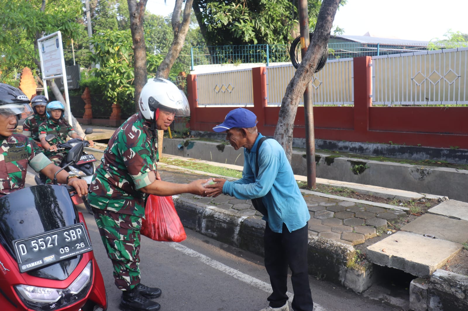 GemaMadani.com Korem 063SGJ Gelar Kegiatan Jumat Berkah Bagikan Nasi Bungkus Untuk Masyarakat