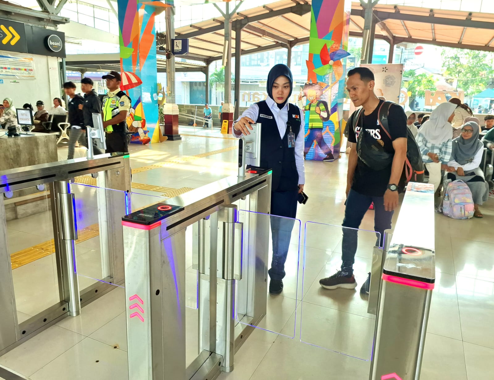GemaMadani.com Mudahkan Proses Boarding Stasiun Cirebonprujakan Terapkan Face Recognition Boarding Gate