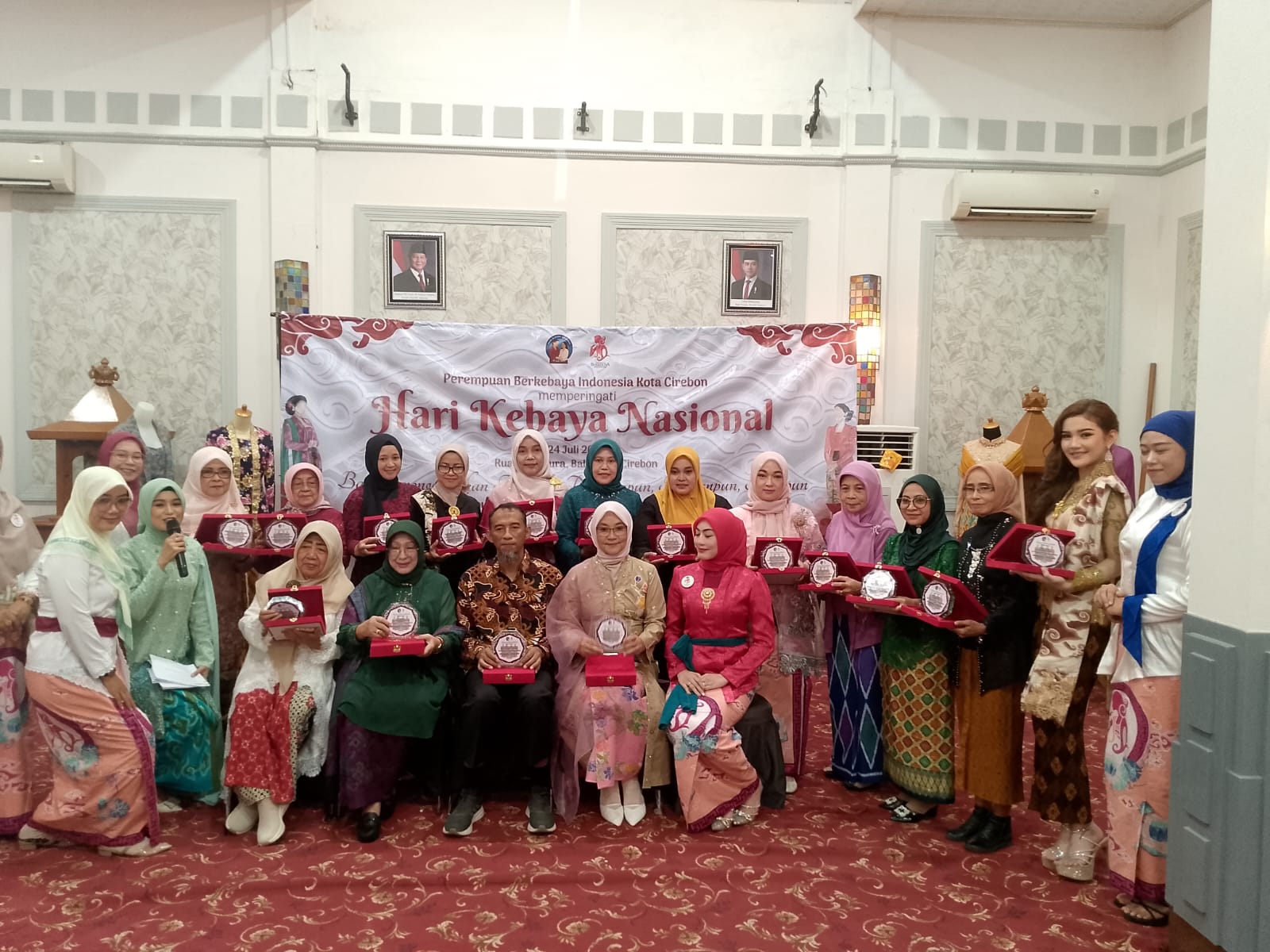 GemaMadani.com Perempuan Di Cirebon Harus Bangga Mengenakan Kebaya Sebagai Identitas Budaya Bangsa