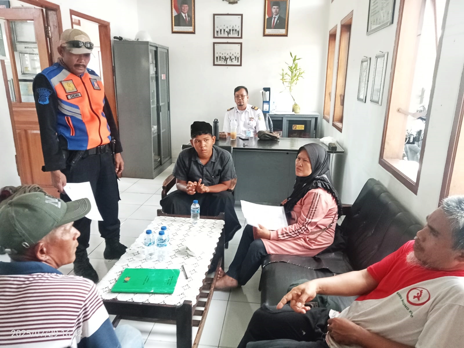 GemaMadani.com Petugas Keamanan KAI Daop 3 Cirebon Berhasil Amankan Seorang Pelaku Pelemparan KA Brawijaya