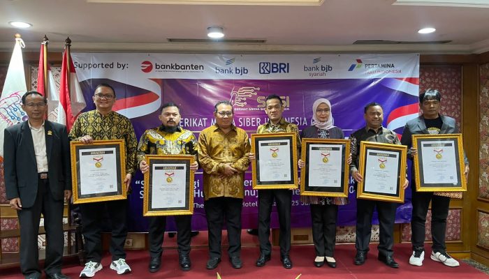 Puluhan Tokoh Nasional Raih Anugerah Sahabat Pers dan Pin Emas Dalam Konvensi Nasional SMSI
