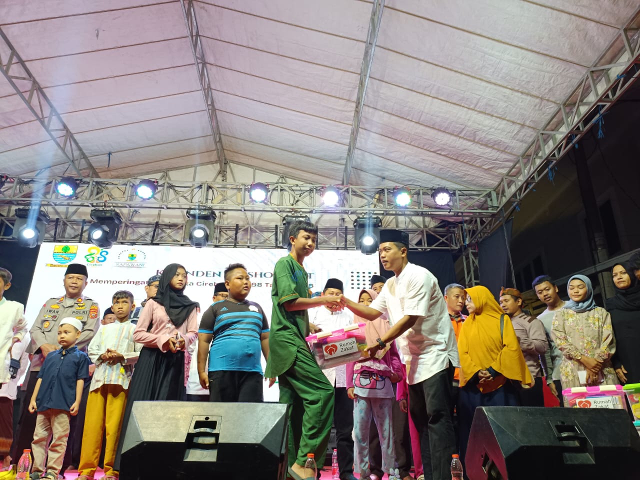 GemaMadani.com Ratusan Warga Mengikuti Acara Kesenden Bersholawat Sekaligus Syukuran HUT Kota Cirebon Ke 598