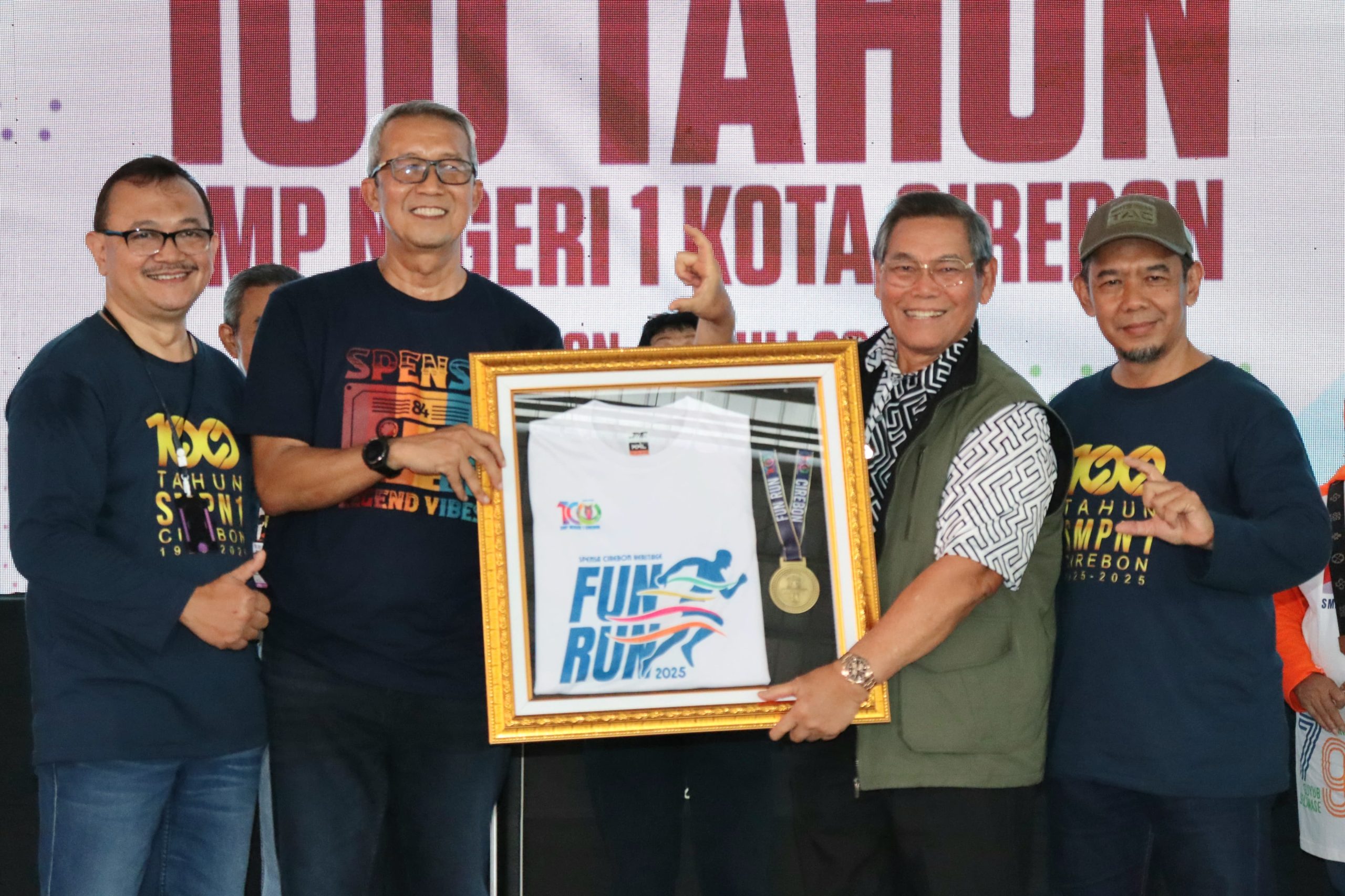 GemaMadani.com Sekda 100 Tahun SMPN 1 Kota Cirebon Cermin Kekuatan Silaturahmi Lintas Generasi