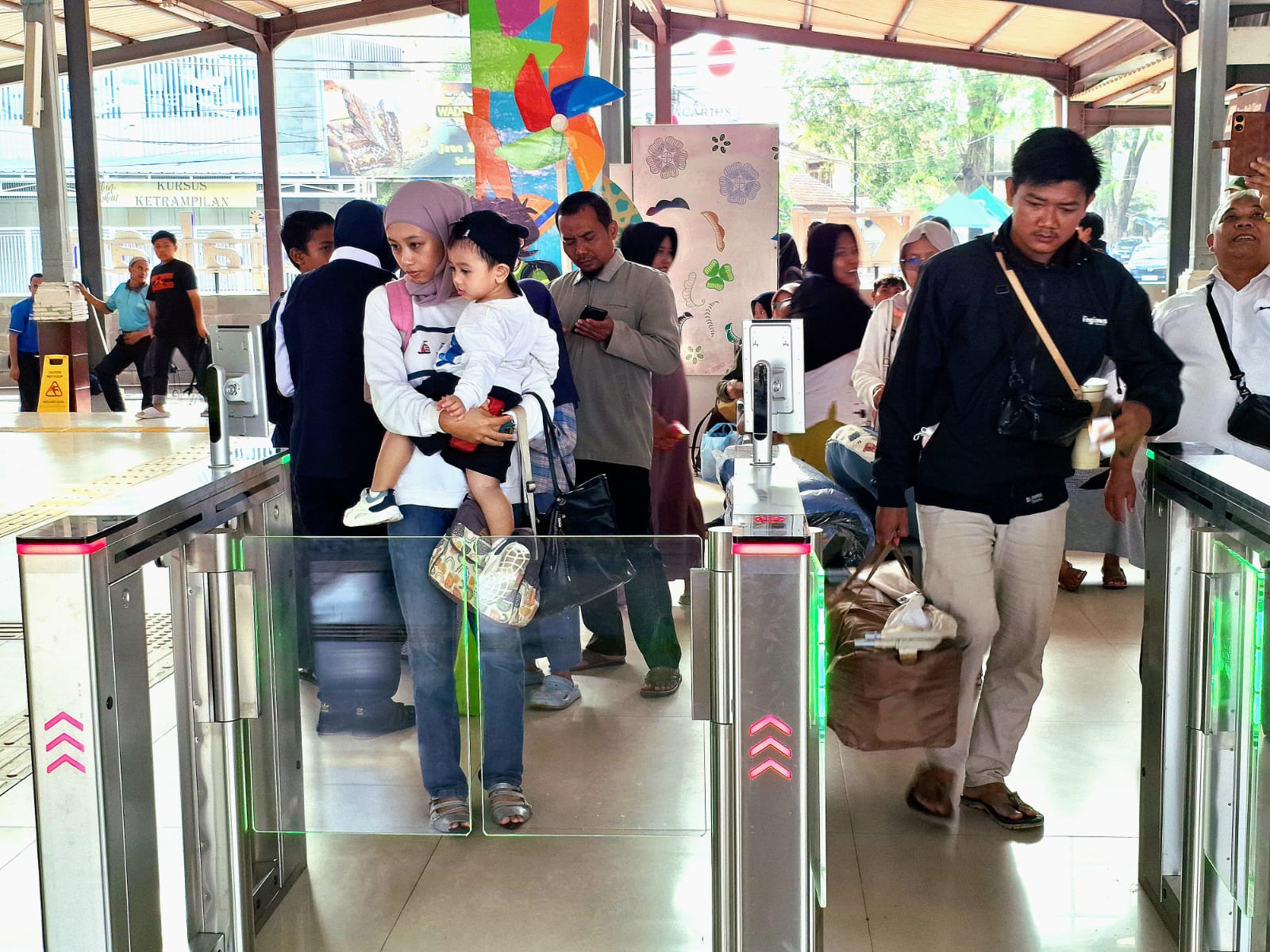 GemaMadani.com Setelah Diterapkan Teknologi FR Di Stasiun Cirebonprujakan Pelanggan Lebih Mudah Masuk Stasiun