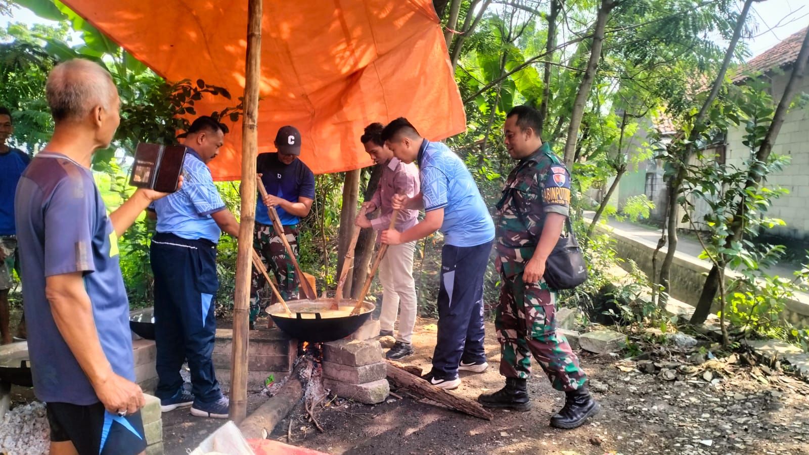 GemaMadani.com Tradisi Penuh Makna Personel Lanud SKI Dan Masyarakat Kompak Masak Bubur Bersama Sambut 1 Muharram 1447 H