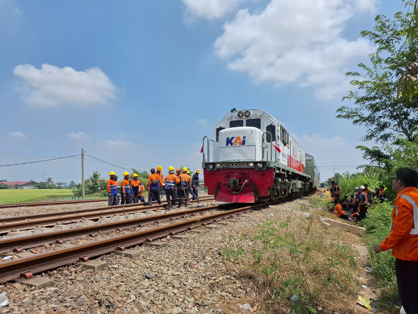 GemaMadani.com Jalur Kereta Api Di Stasiun Pegadenbaru Sudah Bisa Dilalui Kembali KA Argo Lawu Jadi Kereta Pertama Yang Melintas Dengan Kecepatan Terbatas