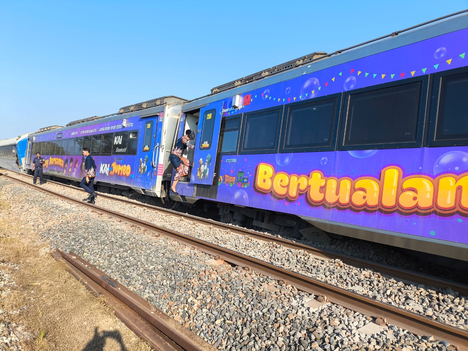 GemaMadani.com KA Argo Bromo Anggrek Anjlok Di Lintas Pegaden Baru PT KAI Menyampaikan Permohonan Maaf Kepada Seluruh Pelanggan