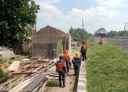 Demi Keamanan dan Keselamatan, KAI Daop 3 Tertibkan Bangunan Liar di Sekitar Perlintasan Sebidang