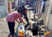 Babinsa Panjunan Ikut Gotong Royong dalam Kerja Bakti Serentak di Lemahwungkuk
