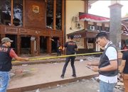 Tim Inafis Polda Jabar Melakukan Olah TKP di Gedung DPRD Kabupaten Cirebon Yang Rusak Akibat Amukan Massa