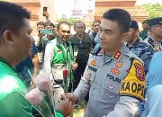 Driver Ojol Kota Cirebon Bagikan Bunga ke TNI-Polri, Sebagai Simbol Persaudaraan dan Pesan Damai Pasca Kerusuhan