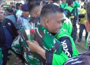 Aksi Damai Driver Ojol Dukung Kondusifitas, Berikan Bunga kepada TNI-Polri di Kota Cirebon