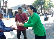 Persit KCK Cabang XXV Kodim 0614/Kota Cirebon Gelar Jum’at Berkah, Bagikan Nasi Kemasan di Jalan Pemuda