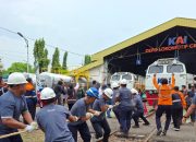 KAI Daop 3 Cirebon Gelar Lomba Tarik Lokomotif Jadi Primadona Dalam Memeriahkan HUT Ke-80