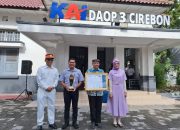 KAI Daop 3 Cirebon Berikan Penghargaan Kepada Ahli Waris Pencipta Lagu Kota Cirebon Pada HUT KAI ke-80