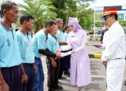 KAI Daop 3 Cirebon Salurkan Program TJSL Kepada 123 Porter Stasiun