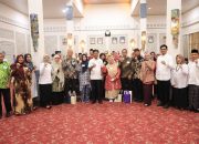 Serahkan SK Pensiun dan Penghargaan, Wali Kota Sebut Pengabdian ASN Jadi Pilar Kemajuan Birokrasi