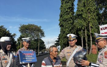 Satlantas Polres Kuningan Dalam Operasi Zebra 2025, Edukasi Pengendara Lewat Pembagian Helm dan Pengobatan Gratis