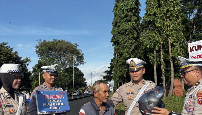 Satlantas Polres Kuningan Dalam Operasi Zebra 2025, Edukasi Pengendara Lewat Pembagian Helm dan Pengobatan Gratis