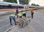 KAI Daop 3 Lakukan Perbaikan Geometri Jalur Kereta Api di Perlintasan Sebidang Jalan Slamet Riyadi Kota Cirebon