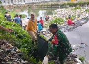 Kurangi Resiko Banjir, Babinsa dan Lurah Panjunan Turun ke Sungai Sukalila Membersihkan Sampah.