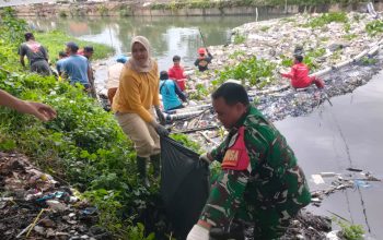 Kurangi Resiko Banjir, Babinsa dan Lurah Panjunan Turun ke Sungai Sukalila Membersihkan Sampah.
