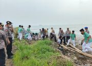 Polres Cirebon Kota Bersama Ratusan Pelajar Bersihkan Sampah di Pantai Kejawanan