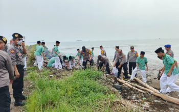 Polres Cirebon Kota Bersama Ratusan Pelajar Bersihkan Sampah di Pantai Kejawanan