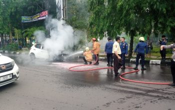 Diduga Akibat Konsleting Mobil Brio Putih Terbakar di Kota Cirebon
