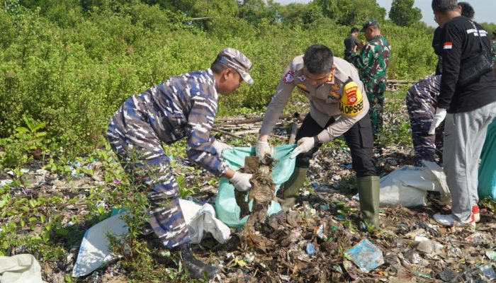 Kapolres Cirebon Kota dan Forkopimda, Serentak Gelar Aksi Bersih Sampah di Pesisir Pantai Kesenden
