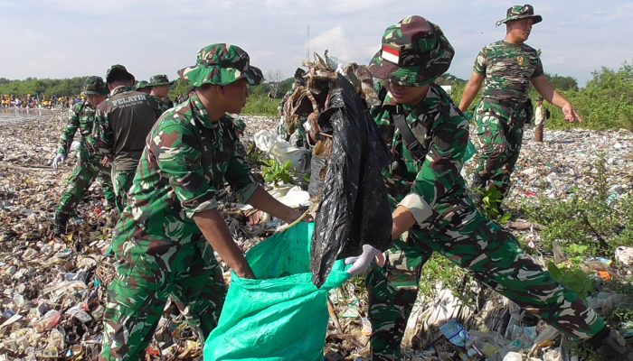 Kodim 0614/Kota Cirebon Bersama BBWS Gelar Aksi Bersih Pantai di Pusatkan di Pesisir Kesenden