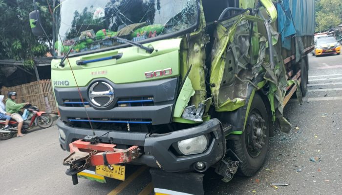 Satlantas Polres Cirebon Kota Gerak Cepat Tangani Tabrakan Dua Truk di Jalan Diponegoro