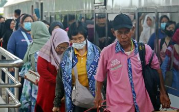 Arus Balik H+1 Lebaran, Stasiun Wilayah Daop 3 Cirebon Mulai Dipadati Penumpang