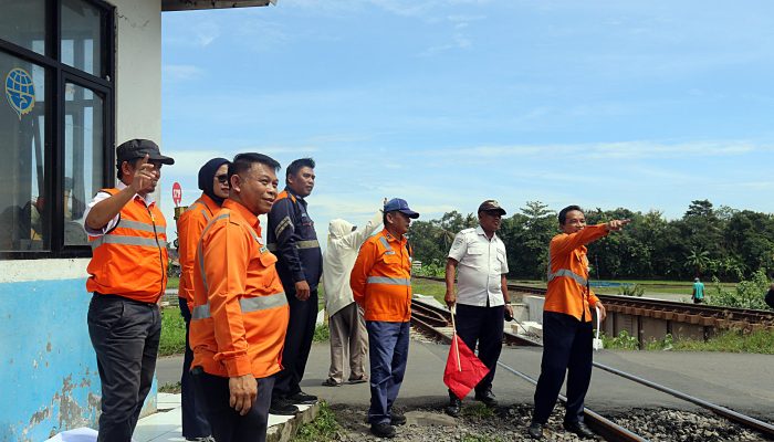 KAI Daop 3 Cirebon Gelar Simulasi Tanggap Darurat di Perlintasan Sebidang